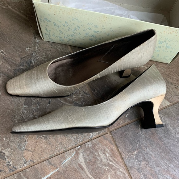NIB Easy Spirit Champagne Raw Silk Heels Pumps 8 - Picture 3 of 5
